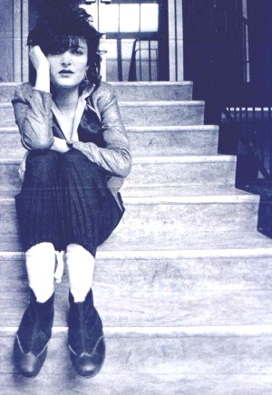 Siouxsie staircase mystery (Pennie Smith) DC Collection