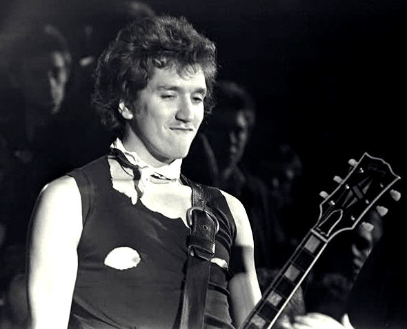 Steve Jones playing in the Sex Pistols 77 (Kevin Cummins)